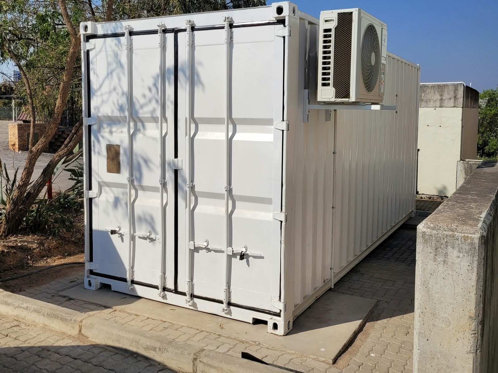 Refrigerated reefer containers with cooling units