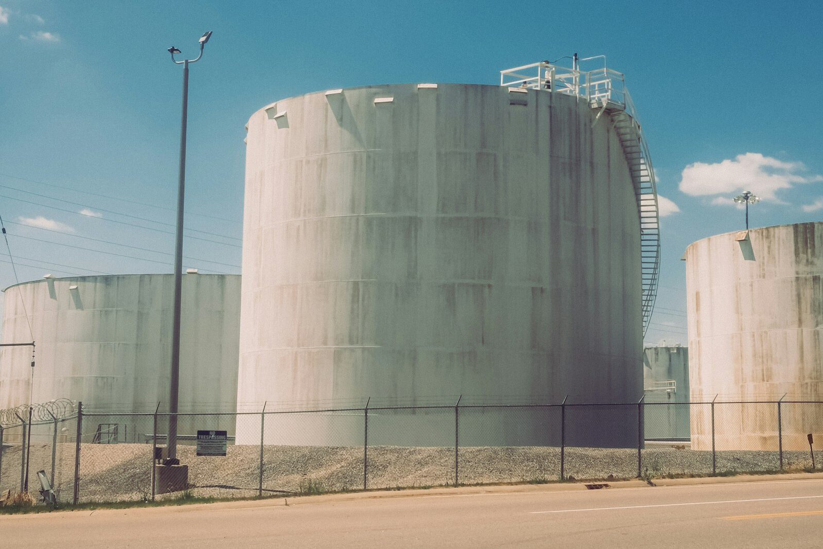 Large bulk petrochemical storage tank